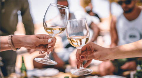 Wine Lifestyle Image – Refined lifestyle image with wine glasses and scenic Paarl surroundings, reflecting the estate’s connection to place and lifestyle.